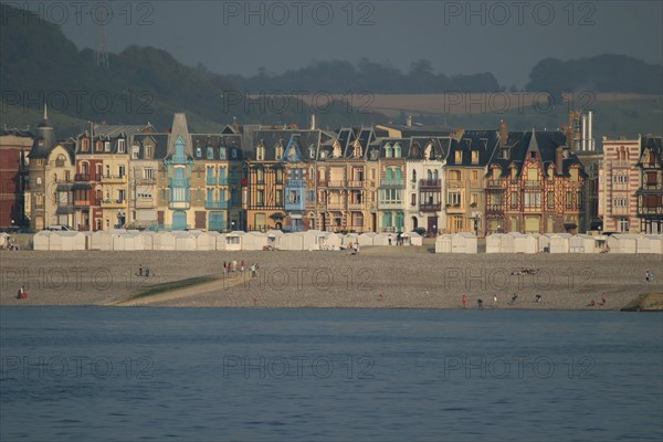 France, somme, entre picardie et Normandie, mers les bains, face au treport, pays de la bresle maritime, vue sur le front de mer et la plages, cote d'albatre,