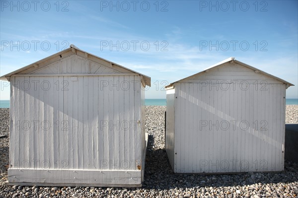 France, somme, entre picardie et Normandie, mers les bains, face au treport, pays de la bresle maritime, cote d'albatre, plage, galets, cabines de bains, station balneaire,