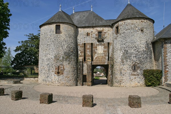 France, pays de loire, sarthe, fresnay sur sarthe, chateau du 11e siecle, medieval, entree du jardin de l'hotel de ville, tours,