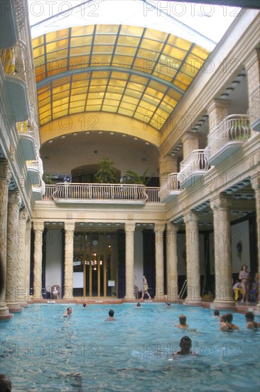 europe, Hongrie, budapest, bains gellert, thermes, station thermale, piscine, thermalisme, colonnes, architecture, eau, baignade, femmes,