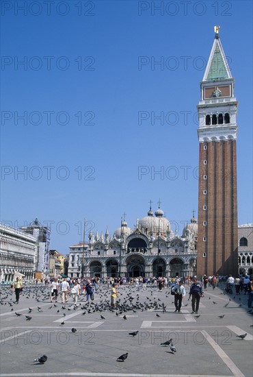 Italie, venise, place san marco, saint marc, pigeons, touristes, basilique san marco, edifice religieux, campanile,