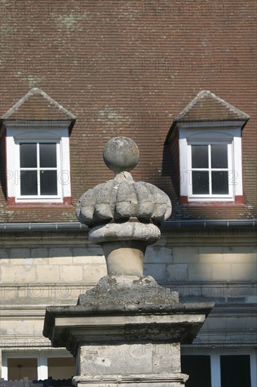 France, region picardie, oise, noyon, maisons canoniales, place du parvis, 
detail portail en forme de bonnet de chanoine,