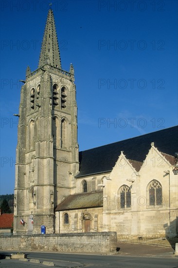 France, region picardie, oise, valois, village de bethisy, eglise saint pierre, edifice religieux, place, parvis, clocher,