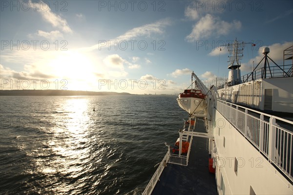 France, Haute Normandie / angleterre, seine maritime, le havre / portsmouth, traversee trans manche, a bord du ferry boat, norman voyager, navigation en mer, au petit matin, cap de la heve en vue,