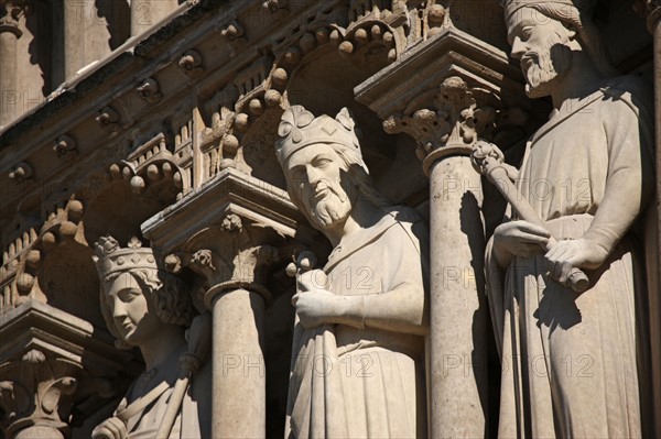 France, ile de france, paris 4e arrondissement, cathedrale notre dame de paris, facade, tours, place du parvis, religion catholique, art gothique, detail galerie des rois de juda, sculpture, statue,