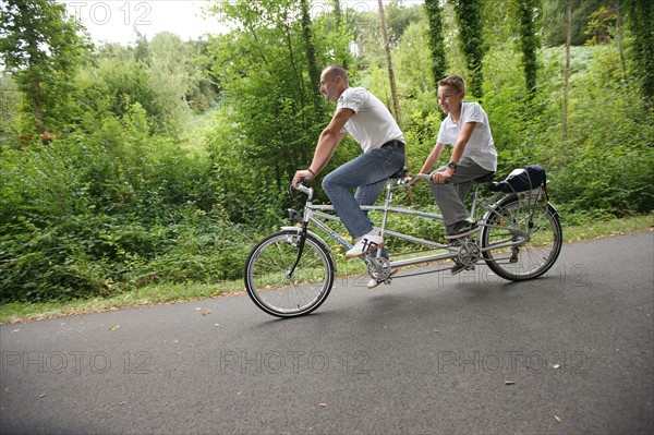 France, Haute Normandie, eure, pays de risle estuaire, pont authou, pole touristique solidaire, location de velos, voie verte harcourt evreux, tandem, panier pique nique,