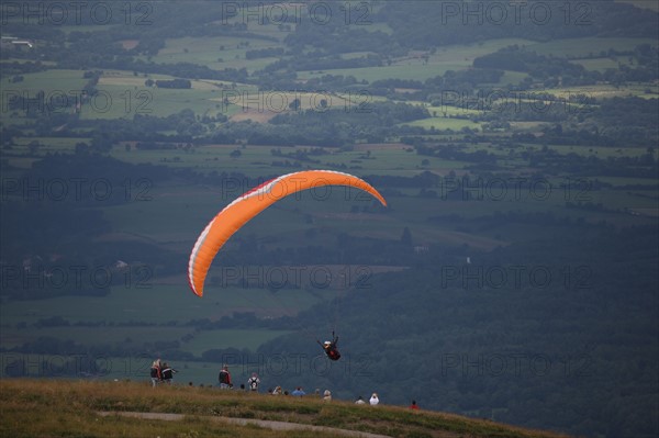 France, auvergne, puy de dome, paysage depuis le sommet du puy de dome, volcan, ciel tres menacant, orage, brouillard, meteo, parapente, sport,