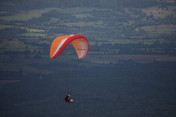 France, auvergne, puy de dome, paysage depuis le sommet du puy de dome, volcan, ciel tres menacant, orage, brouillard, meteo, parapente, sport,