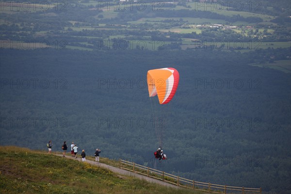 France, auvergne, puy de dome, paysage depuis le sommet du puy de dome, volcan, ciel tres menacant, orage, brouillard, meteo, parapente, sport,