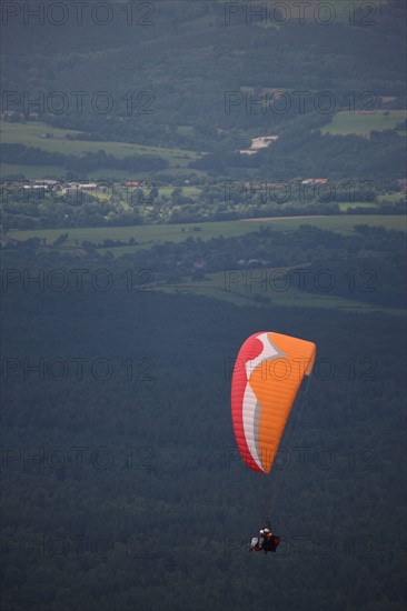 France, auvergne, puy de dome, paysage depuis le sommet du puy de dome, volcan, ciel tres menacant, orage, brouillard, meteo, parapente, sport,