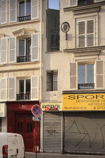 France, Ile de France, paris, 10e arrondissement, 39 rue du chateau d'eau, facade de la plus petite maison de paris, immeubles,