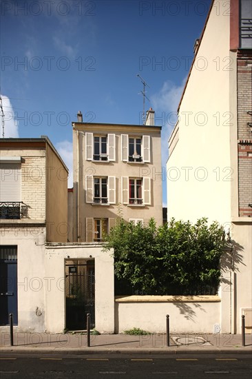 France, Ile de France, paris 20e arrondissement, 37 rue ramus, petite maison avec jardin sur rue,