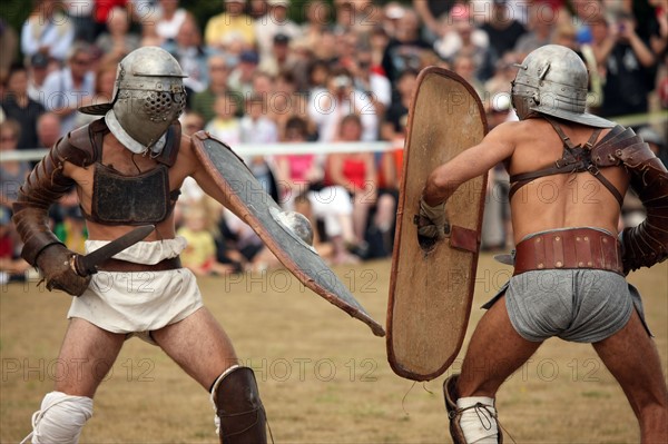 France, Haute Normandie, eure, le vieil evreux, site gallo romain de gisacum, journees gallo romaines, 15 aout 2010, combat de gladiateurs,