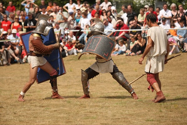 France, Haute Normandie, eure, le vieil evreux, site gallo romain de gisacum, journees gallo romaines, 15 aout 2010, combat de gladiateurs,