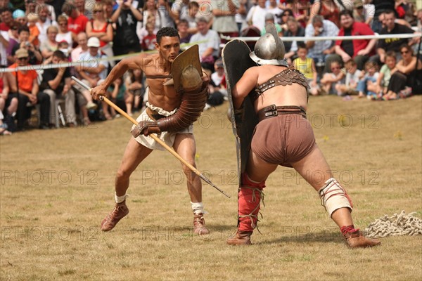 France, Haute Normandie, eure, le vieil evreux, site gallo romain de gisacum, journees gallo romaines, 15 aout 2010, combat de gladiateurs,