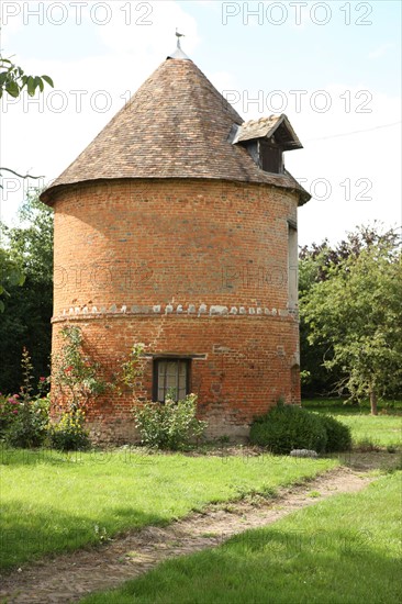 France, Haute Normandie, eure, roumois, domaine des hauts vents bienvenue a la ferme, alain caboulet, ferme cidricole, pommiers, manoir, boutique de produits regionaux, colombier,