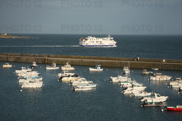 France, Bretagne, morbihan, quiberon, ocean atlantique, port maria, bateaux, chalutier de retour au port, ferry assurant la liaison avec belle ile en mer, compagnie oceane, digue,