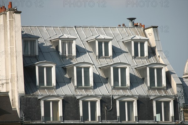 France, paris, quai des grands augustins, bord de seine, immeubles, batiments, toit, triple rangee de lucarnes, fenetres,