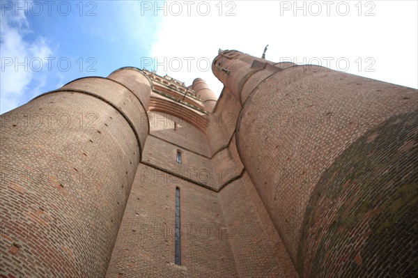 france, region midi pyrenees, tarn, albi, patrimoine mondial unesco, place de la cathedrale sainte cecile, chevet, edifice religieux, brique,