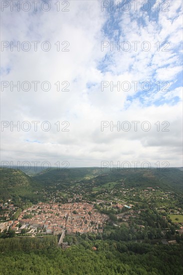 france, region midi pyrenees, tarn et garonne, 82, gorges de l'aveyron, saint antonin noble val, moyen age, vieilles pierres, patrimoine, histoire, panorama, toits, tuiles, ciel nuageux,