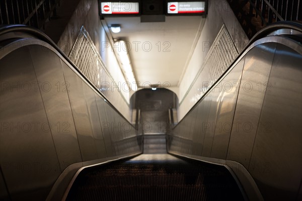 Escalator de la station Mouton-Duvernet à Paris
