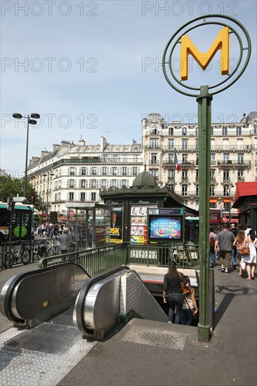 France, ile de france, paris, 15e arrondissement, boulevard du montparnasse, station de metro montparnasse bienvenue, 
Date : 2011-2012