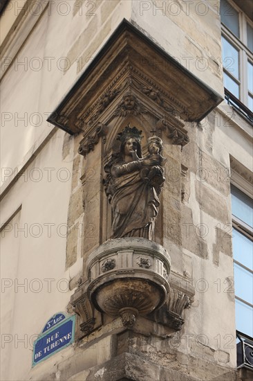 France, ile de france, paris 3e, le marais, angle rue de turenne/rue de la villahardouin, statue de la vierge a l'enfant, sculpture, religion, 
Date : 2011-2012