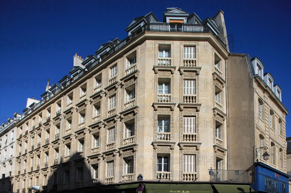 France, ile de france, paris 4e arrondissement, le marais, angle de la rue des archives et de la rue rambuteau, detail facade d'angle, ornements, mascarons, sculptures, 
Date : 2011-2012