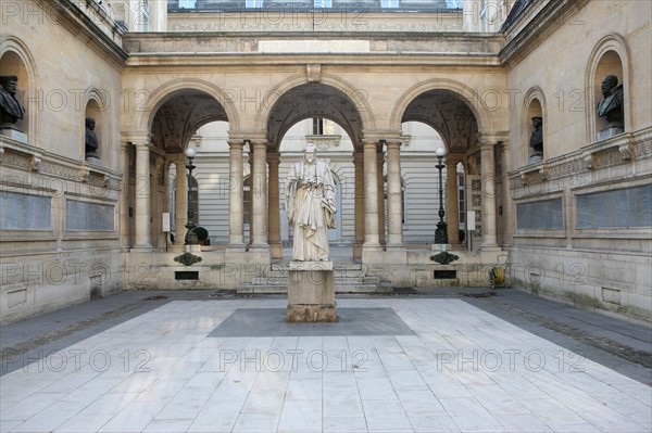 France, ile de france, paris 5e arrondissement, place marcellin berthelot, college de france, cour d'honneur, statue de bude, fondateur, enseignement.
Date : 2011-2012