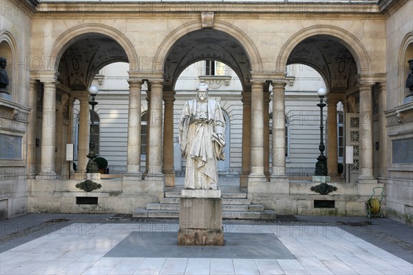 France, ile de france, paris 5e arrondissement, place marcellin berthelot, college de france, cour d'honneur, statue de bude, fondateur, enseignement.
Date : 2011-2012