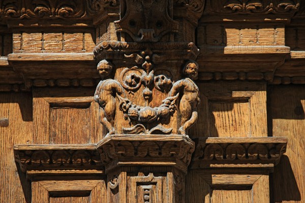 France, ile de france, paris 7e arrondissement, 14 rue vaneau, maison de 1835 neo renaissance, philibert delorme, architecture, decor, renovation, detail sculpture, porte.
Date : 2011-2012