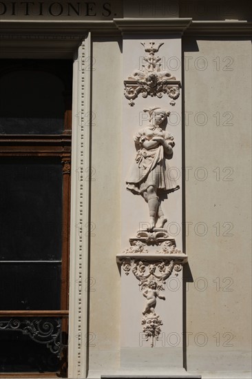 France, ile de france, paris 7e arrondissement, 14 rue vaneau, maison de 1835 neo renaissance, philibert delorme, architecture, decor, renovation, detail sculpture.
Date : 2011-2012