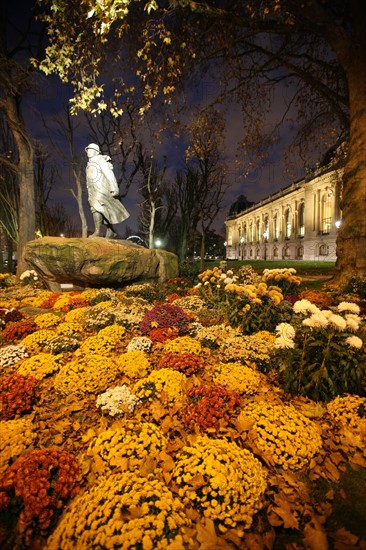 France, ile de france, paris 8e arrondissement, place champs elysees clemenceau, statue de clemenceau, en arriere plan le petit palais

Date : 2011-2012