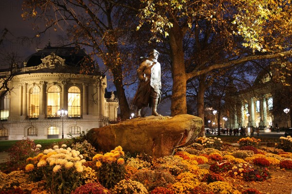 France, ile de france, paris 8e arrondissement, place champs elysees clemenceau, statue de clemenceau, en arriere plan le petit palais et le grand palais

Date : 2011-2012