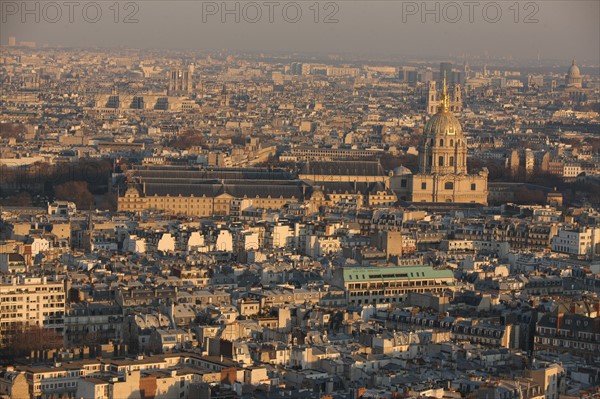 France, ile de france, paris 7e arrondissement, tour eiffel, vue depuis le 2e etage, vers les invalides, toits,