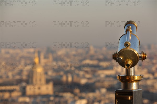 France, ile de france, paris 7e arrondissement, tour eiffel, vue depuis le 2e etage, vers les invalides, toits, longue vue,