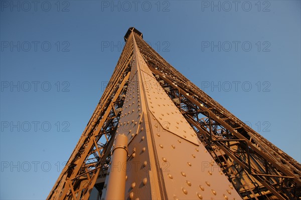 France, ile de france, paris 7e arrondissement, tour eiffel, vue depuis le 2e etage, vers le sommet, metal et rivets,