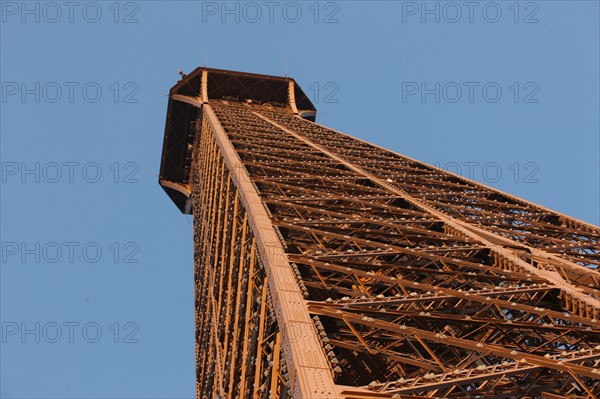 France, ile de france, paris 7e arrondissement, tour eiffel, vue depuis le 2e etage, vers le sommet, metal et rivets,