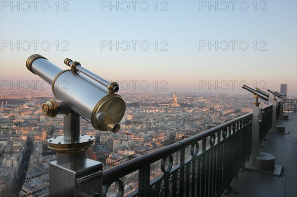 France, ile de france, paris 7e arrondissement, tour eiffel, vue depuis le 2e etage, vers les invalides, toits, longue vue,