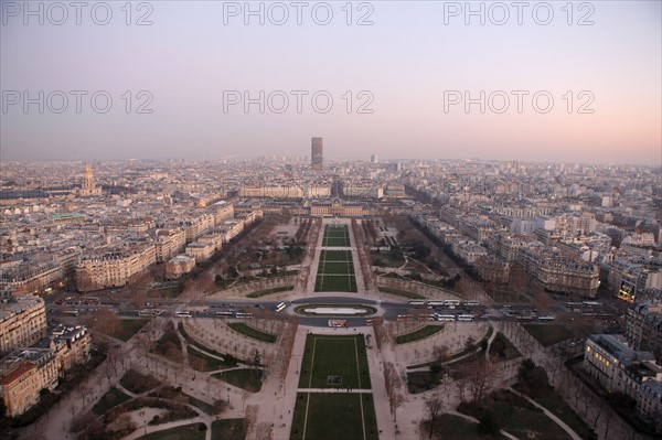 France, ile de france, paris 7e arrondissement, tour eiffel, vue depuis le 2e etage, champ de mars, tour montparnasse, nuit,