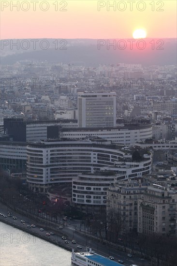 France, ile de france, paris 7e arrondissement, tour eiffel, vue depuis le 2e etage, nuit, maison de la radio, soleil couchant, seine,