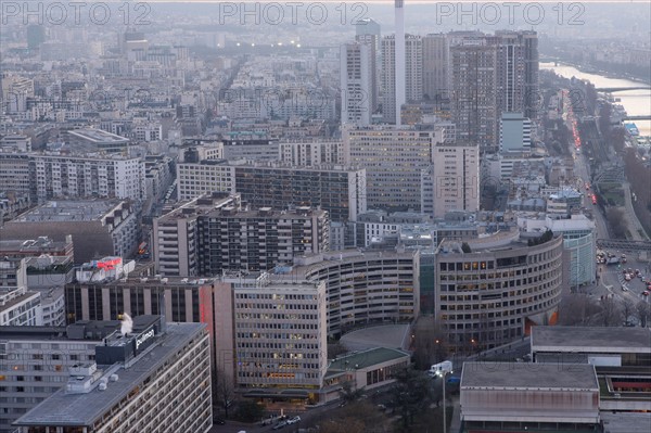 France, ile de france, paris 7e arrondissement, tour eiffel, vue depuis le 2e etage, nuit, tours du quai de grenelle, seine, pont de bir hakeim,