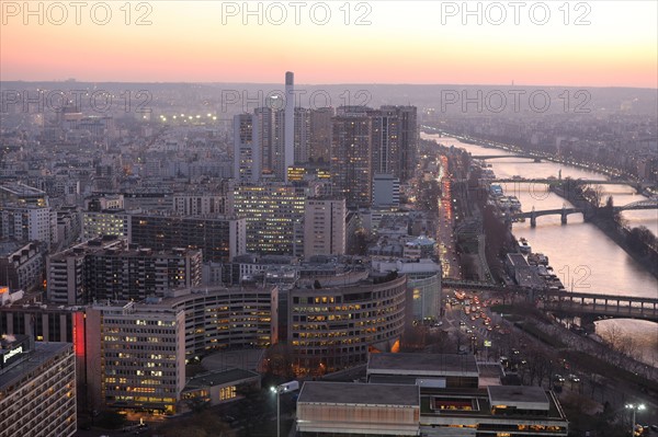 France, ile de france, paris 7e arrondissement, tour eiffel, vue depuis le 2e etage, nuit, tours du quai de grenelle, seine, pont de bir hakeim,