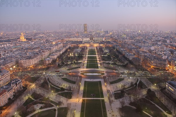 France, ile de france, paris 7e arrondissement, tour eiffel, vue depuis le 2e etage, champ de mars, tour montparnasse, nuit,