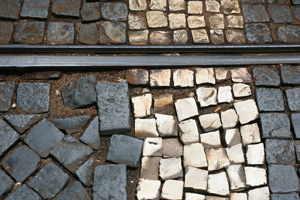 portugal, lisbonne, lisboa, signes de ville,  paves bairro alto, place, sol, voirie, rail

Date : septembre 2011