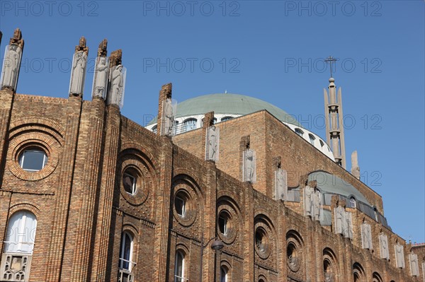 France, ile de france, paris 12e arrondissement, eglise du saint esprit 186 avenue daumesnil, architecte paul tournon, vue du chevet depuis la rue canebiere, brique, religion catholique,


Date : 2011-2012