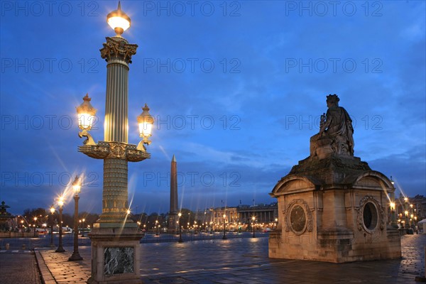 france, region ile de france, paris 8e arrondissement, place de la concorde, paves, fontaines, hotel de la marine, hotel de crillon, nuit, eclairage,