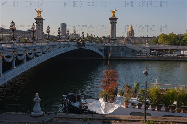 France, Region Ile de France, Paris 7e arrondissement, Pont Alexandre III, lampadaires, candelabres, Hotel des Invalides, dome,