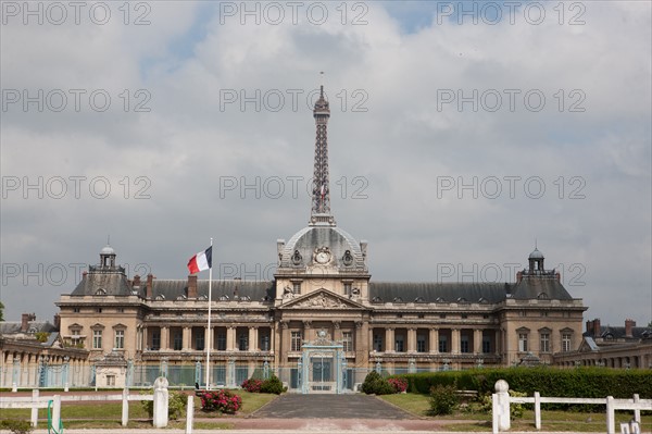 France, Region Ile de France, Paris 7e arrondissement, Ecole Militaire, avenue de Lowendal, place de Fontenoy, facade sur jardin, grille,