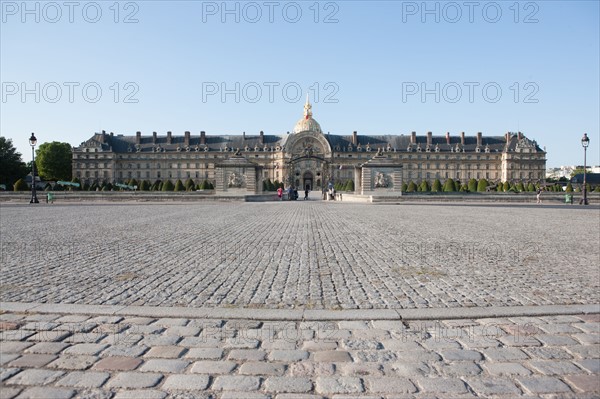 France, Region Ile de France, Paris 7e arrondissement, esplanade des Invalides, Hotel des Invalides, dome, herbe, pelouse,